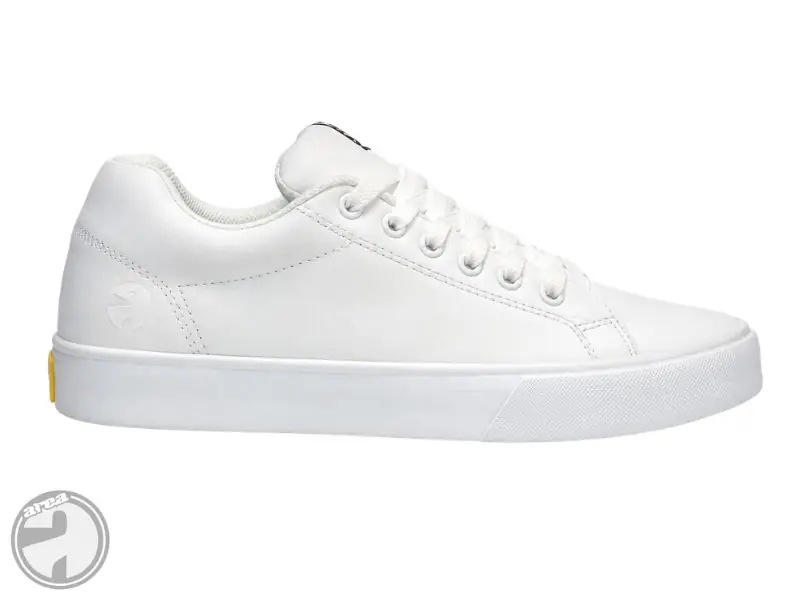 Zapatilla urbana de ecocuero blanca