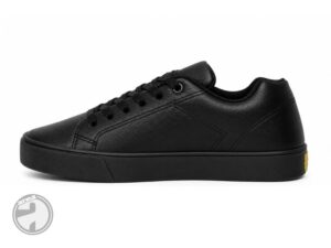Zapatilla urbana de ecocuero negra Area