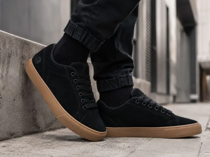 Zapatilla urbana gamuzada negro/caramelo - Imagen 3
