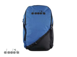 Mochila con cierre y broche cruzado reforzada