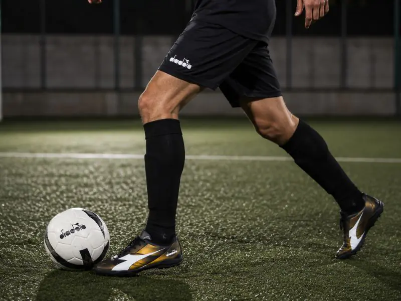 Botines futbol 5 diadora negro/dorado - Imagen 4