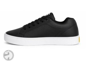 Zapatilla urbana de ecocuero negra Area